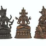 A GROUP OF THREE BRONZE `PALA REVIVAL`-STYLE BUDDHIST FIGURES - Foto 1