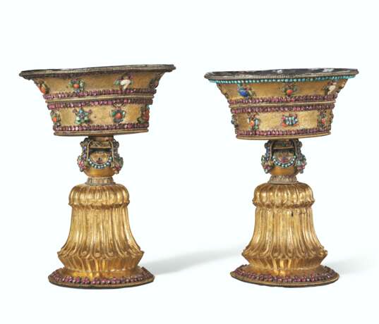 A PAIR OF INLAID GILT-BRONZE BUTTER LAMPS - фото 1