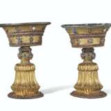 A PAIR OF INLAID GILT-BRONZE BUTTER LAMPS - Foto 1