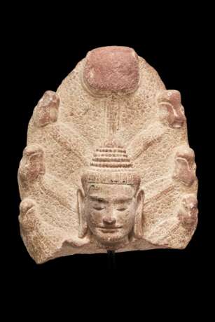 A SANDSTONE HEAD OF BUDDHA MUCHALINDA - Foto 1