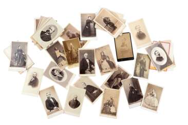 Raccolta di un centinaio di ritratti fotografici "carte de visite" di produzione milanese