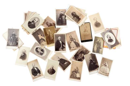 Raccolta di un centinaio di ritratti fotografici "carte de visite" di produzione milanese - Foto 1