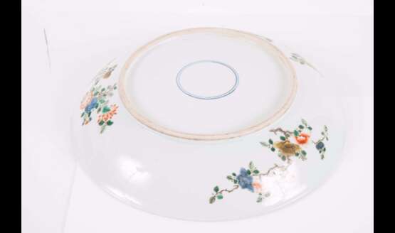 Grand plat Chine - XIXe siècle Porcelaine décorée en émaux polychromes - фото 2