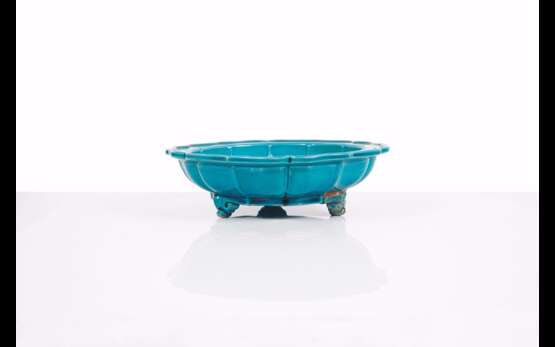 Coupe tripode polylobée en porcelaine à couverte turquoise Chine - XIXe siècle - фото 1