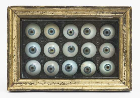 Kleiner , Schaukasten mit 15 Augenprothesen - Foto 1