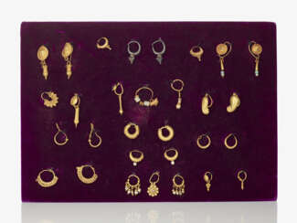 Zehn Paar Ohrringe und zehn einzelne Ohrringe , Größtenteils Römische Kaiserzeit 1.-3. Jahrhundert n. Christus und einige wenige nachantike Stücke  