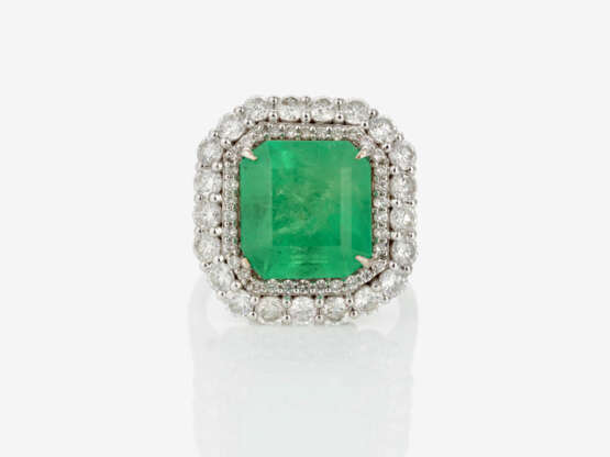 Doppelentourage-Ring mit Smaragd und Brillanten - фото 2
