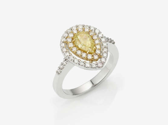 Doppelentourage-Ring mit einem natürlichen leicht goldgelben Diamanten und Brillanten - Foto 1