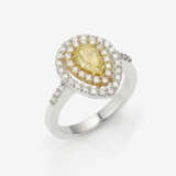 Doppelentourage-Ring mit einem natürlichen leicht goldgelben Diamanten und Brillanten - Foto 1