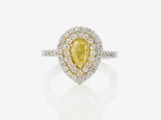 Doppelentourage-Ring mit einem natürlichen leicht goldgelben Diamanten und Brillanten - фото 2