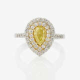 Doppelentourage-Ring mit einem natürlichen leicht goldgelben Diamanten und Brillanten - Foto 2