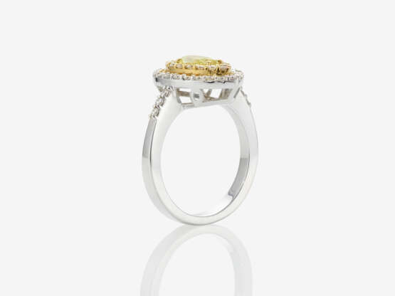 Doppelentourage-Ring mit einem natürlichen leicht goldgelben Diamanten und Brillanten - фото 3