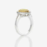 Doppelentourage-Ring mit einem natürlichen leicht goldgelben Diamanten und Brillanten - фото 3