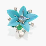 Ring mit Türkisblüte, Brillanten, Smaragd und Aquamarin - фото 1