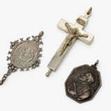 Anhänger, Wallfahrtsanhänger und Reliquienkreuz als Anhänger , Anfang 17. Jahrhundert, 19. Jahrhundert und 20. Jahrhundert - фото 1