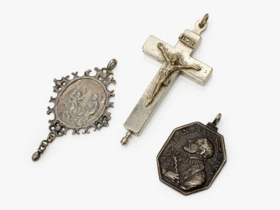 Anhänger, Wallfahrtsanhänger und Reliquienkreuz als Anhänger , Anfang 17. Jahrhundert, 19. Jahrhundert und 20. Jahrhundert - photo 1