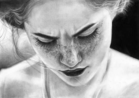 Zeichnung „Porträt eines Mädchens mit Sommersprossen“, Papier, Graphit, Hyperrealismus, Porträt, Lettland, 2014 - Foto 1
