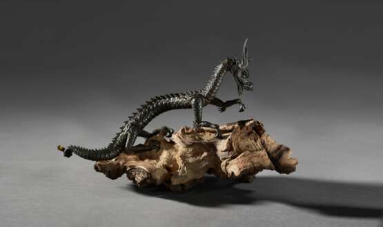 AN IRON ARTICULATED SCULPTURE OF A DRAGON - фото 1