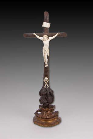 Kruzifix mit Elfenbein-Christus und Memento Mori, 18./19. Jahrhundert - Foto 1
