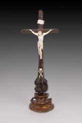 Kruzifix mit Elfenbein-Christus und Memento Mori, 18./19. Jahrhundert