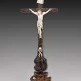 Kruzifix mit Elfenbein-Christus und Memento Mori, 18./19. Jahrhundert - фото 1