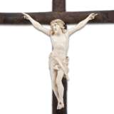 Kruzifix mit Elfenbein-Christus und Memento Mori, 18./19. Jahrhundert - Foto 2