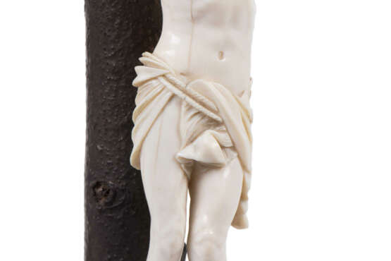 Kruzifix mit Elfenbein-Christus und Memento Mori, 18./19. Jahrhundert - Foto 4