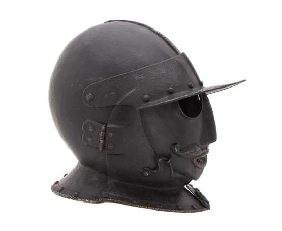 Geschlossener Helm mit Gesichtsmaske, Savoyen und Norditalien um 1630 - фото 1