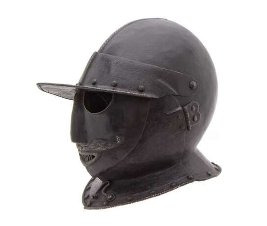 Geschlossener Helm mit Gesichtsmaske, Savoyen und Norditalien um 1630 - Foto 2
