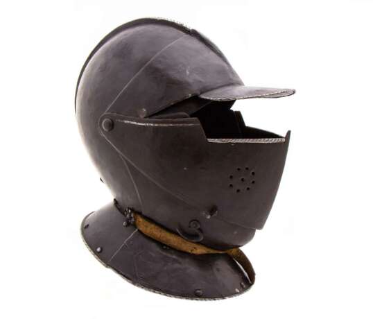 Geschlossener Helm und linker Arm einer Rüstung, deutsch 16. Jahrhundert - Foto 4