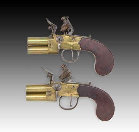 Ein Paar doppelläufige Steinschloss-Taschenpistolen von Theophilus Richards, London um 1800 - Foto 1