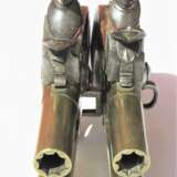 Ein Paar doppelläufige Steinschloss-Taschenpistolen von Theophilus Richards, London um 1800 - Foto 2