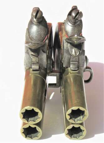 Ein Paar doppelläufige Steinschloss-Taschenpistolen von Theophilus Richards, London um 1800 - фото 2