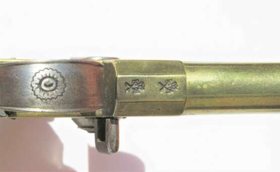Ein Paar doppelläufige Steinschloss-Taschenpistolen von Theophilus Richards, London um 1800 - Foto 5