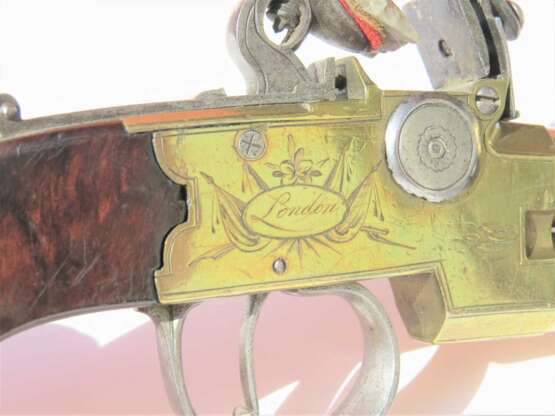 Ein Paar doppelläufige Steinschloss-Taschenpistolen von Theophilus Richards, London um 1800 - Foto 6