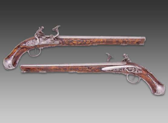 Ein Paar eisengeschnittene Schnapphahnschloss-Pistolen, Italien um 1700 - фото 1