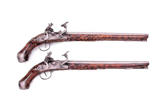 Ein Paar eisengeschnittene Schnapphahnschloss-Pistolen, Italien um 1700 - Foto 2