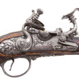 Ein Paar eisengeschnittene Schnapphahnschloss-Pistolen, Italien um 1700 - фото 3