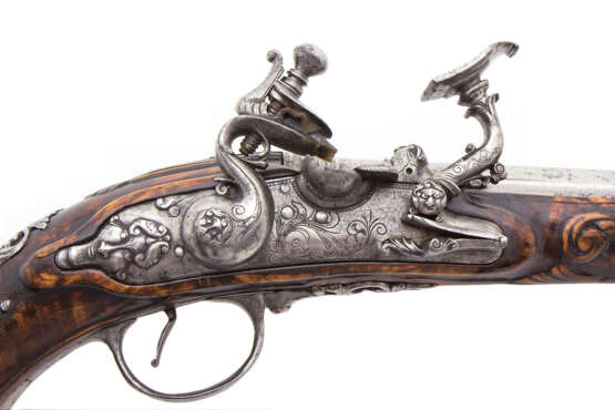 Ein Paar eisengeschnittene Schnapphahnschloss-Pistolen, Italien um 1700 - Foto 3