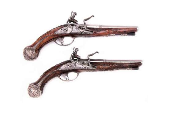 Ein Paar Steinschloss-Pistolen mit Silberbeschlägen von G.B.ZUGNO in Brescia um 1750 - фото 2