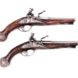 Ein Paar Steinschloss-Pistolen mit Silberbeschlägen von G.B.ZUGNO in Brescia um 1750 - photo 2