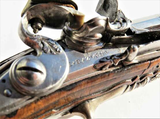 Ein Paar Steinschloss-Pistolen mit Silberbeschlägen von G.B.ZUGNO in Brescia um 1750 - Foto 4