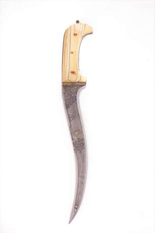 Eisengeschnittener Pesh-Kabz mit Walrossgriff und Scheide, Persien um 1800 - Foto 2