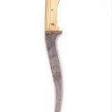 Eisengeschnittener Pesh-Kabz mit Walrossgriff und Scheide, Persien um 1800 - фото 2