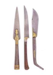 Goldtauschierte Lanzenspitze und zwei Messer, indo-persisch 19. Jahrhundert
