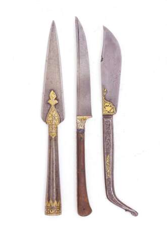 Goldtauschierte Lanzenspitze und zwei Messer, indo-persisch 19. Jahrhundert - фото 1