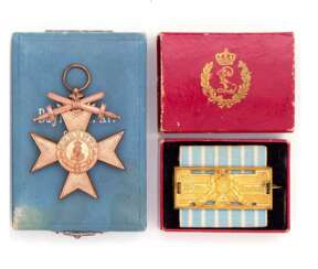 Bayern, Militär-Verdienstkreuz 3.Klasse im Etui und Feuerwehr-Schnalle im Etui