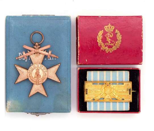 Bayern, Militär-Verdienstkreuz 3.Klasse im Etui und Feuerwehr-Schnalle im Etui - Foto 1
