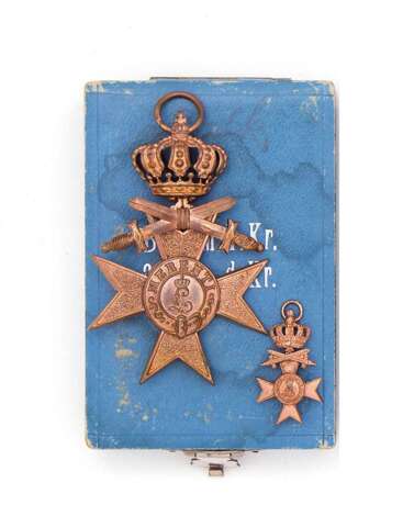 Bayern, Militär-Verdienstkreuz 3.Klasse mit Krone und Schwertern im Etui mit Miniatur - Foto 1