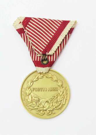 Österreich, Goldene Tapferkeitsmedaille Karl I. mit Band für Offiziere - фото 2